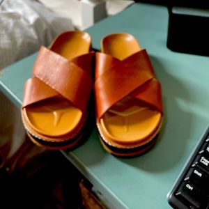 The Dayna Lugsole Slide Sandal in Leather - English Saddle